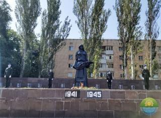 22 червня, у Саксаганському районі відбулося покладання квітів з нагоди Дня скорботи і вшанування пам’яті жертв війни в Україні.